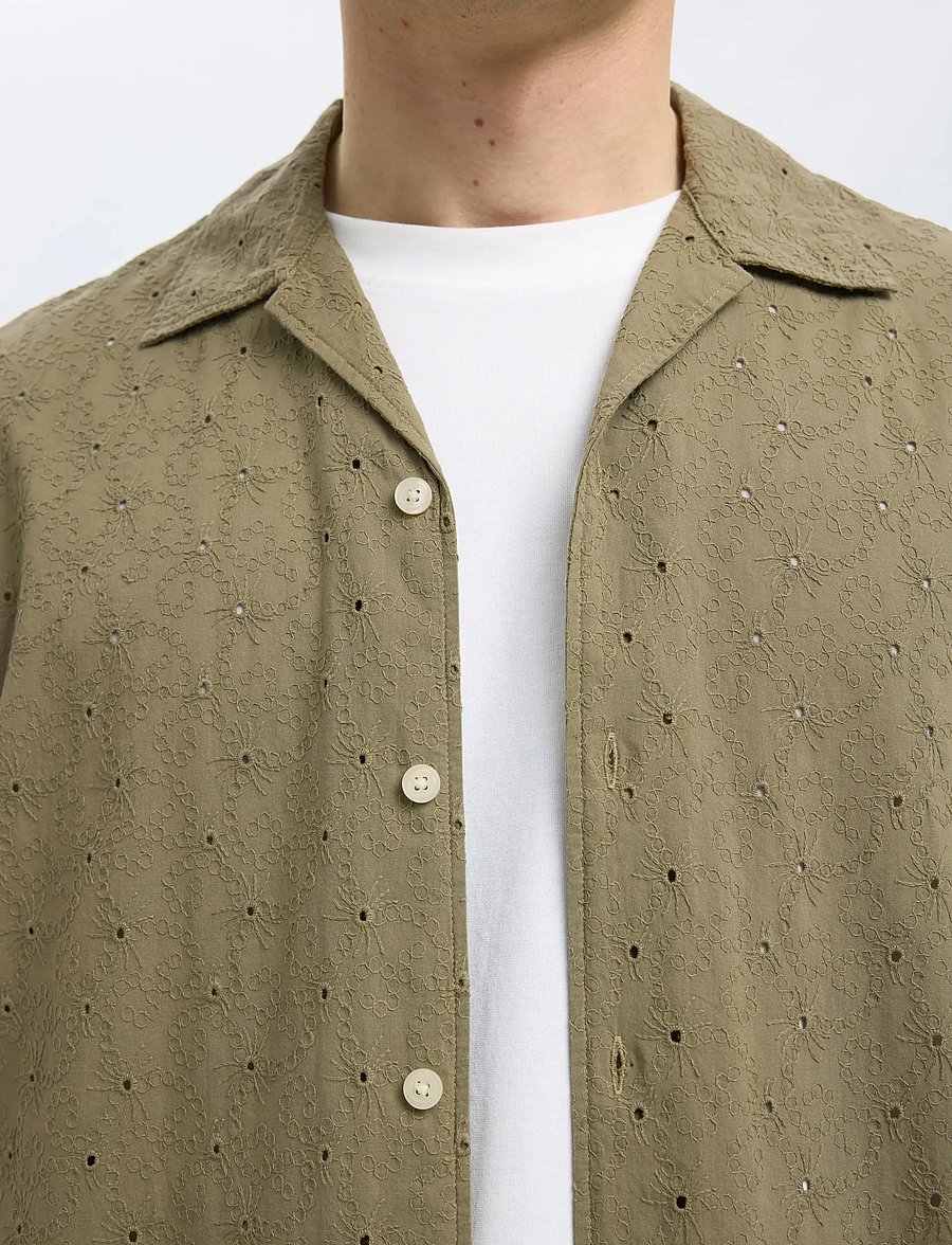 Selected - SLHRLXJAX BRODERIE SS SHIRT - short-sleeved shirts - vetiver - 5