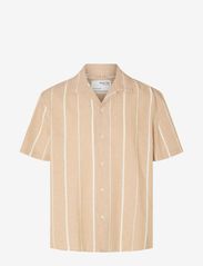 Selected Homme - SLHRELAXNEW-LINEN SHIRT SS RESORT - kortärmade skjortor - egret - 0