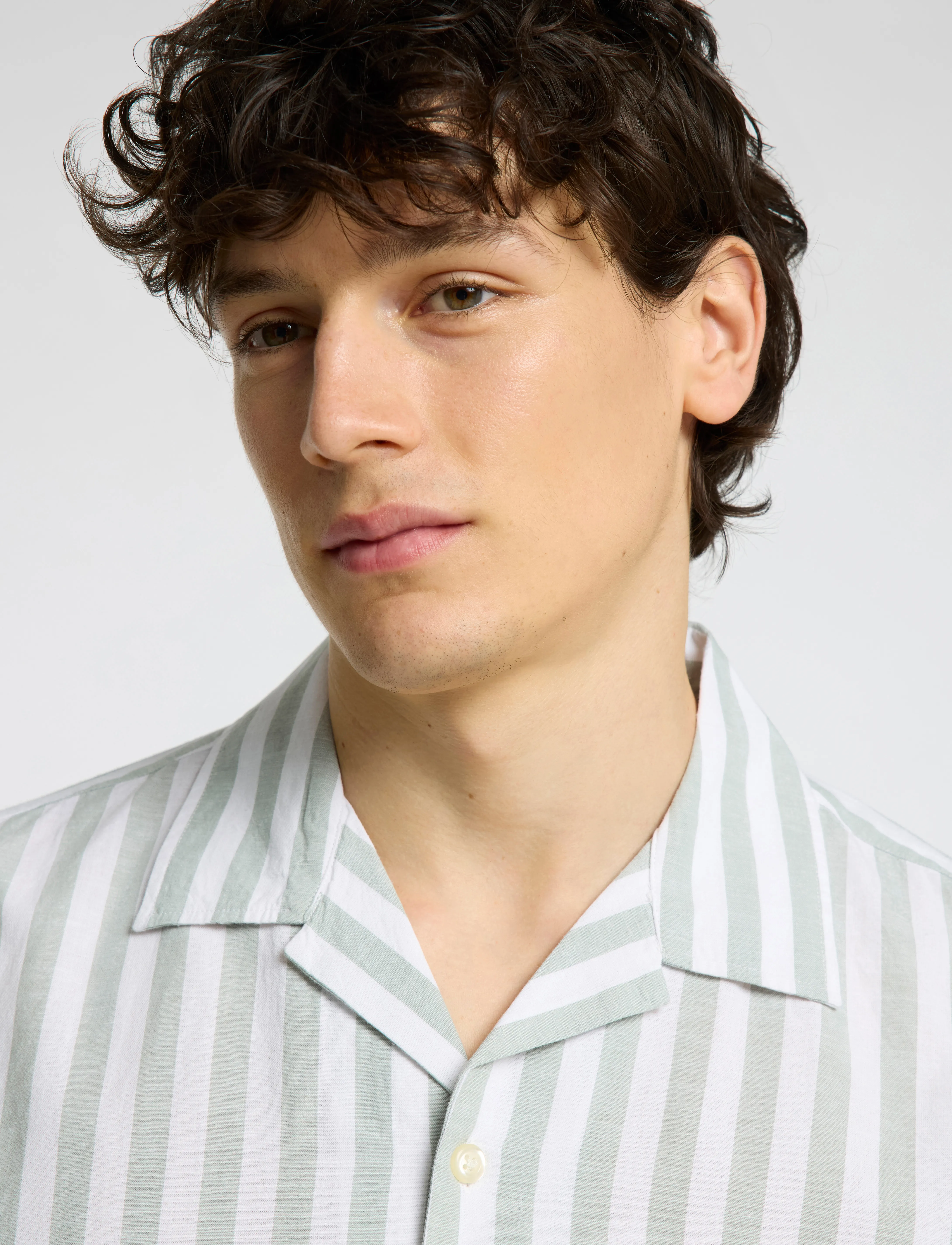 Selected - SLHRELAXSUN SHIRT SS RESORT - hørskjorter - iceberg green - 3