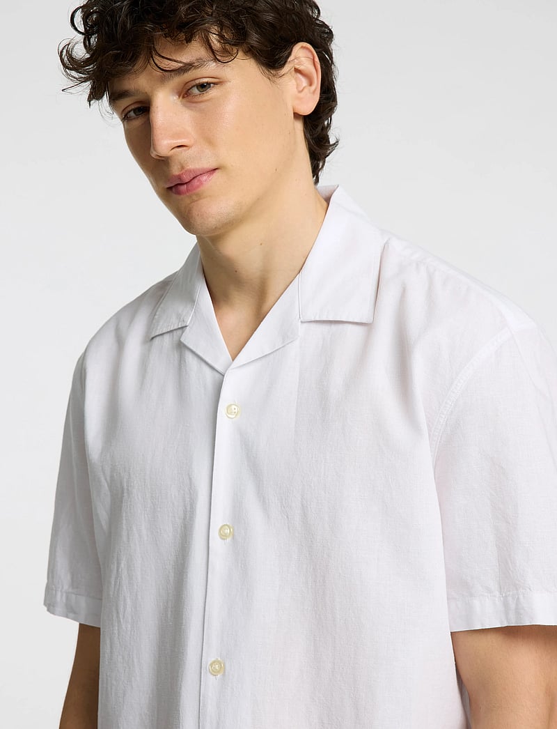Selected - SLHRELAXSUN SHIRT SS RESORT - hørskjorter - white - 3