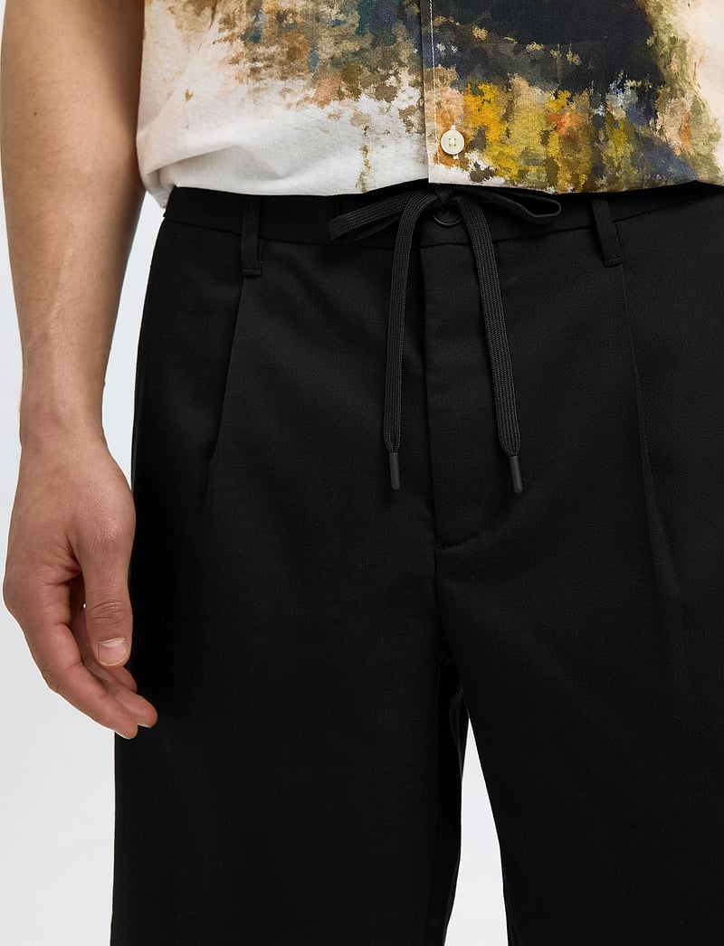 Selected - SLHREGULAR-LEROY PLEAT SHORTS NOOS - short chino - black - 4
