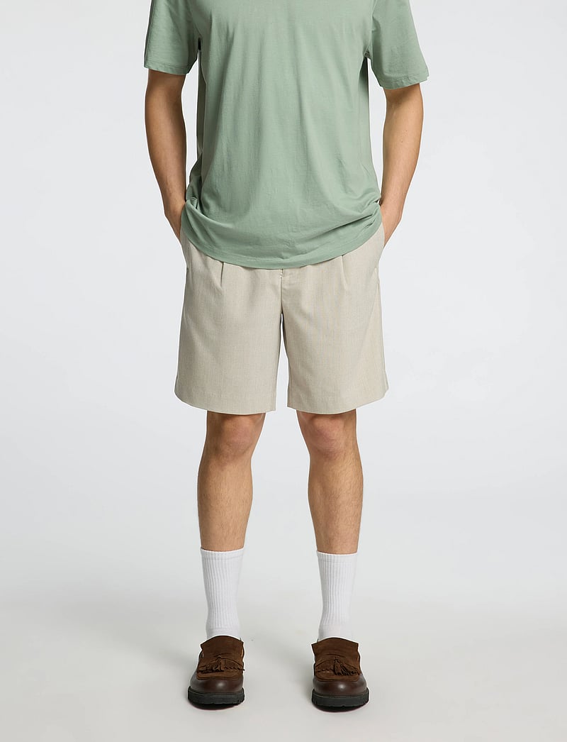 Selected - SLHREGULAR-LEROY PLEAT SHORTS NOOS - chinos shorts - light sand melange - 0