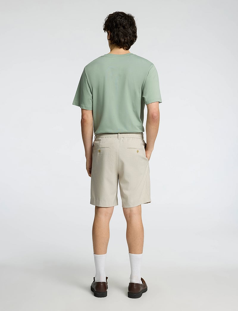 Selected - SLHREGULAR-LEROY PLEAT SHORTS NOOS - chinos shorts - light sand melange - 2