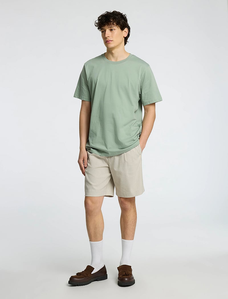 Selected - SLHREGULAR-LEROY PLEAT SHORTS NOOS - chinos shorts - light sand melange - 4