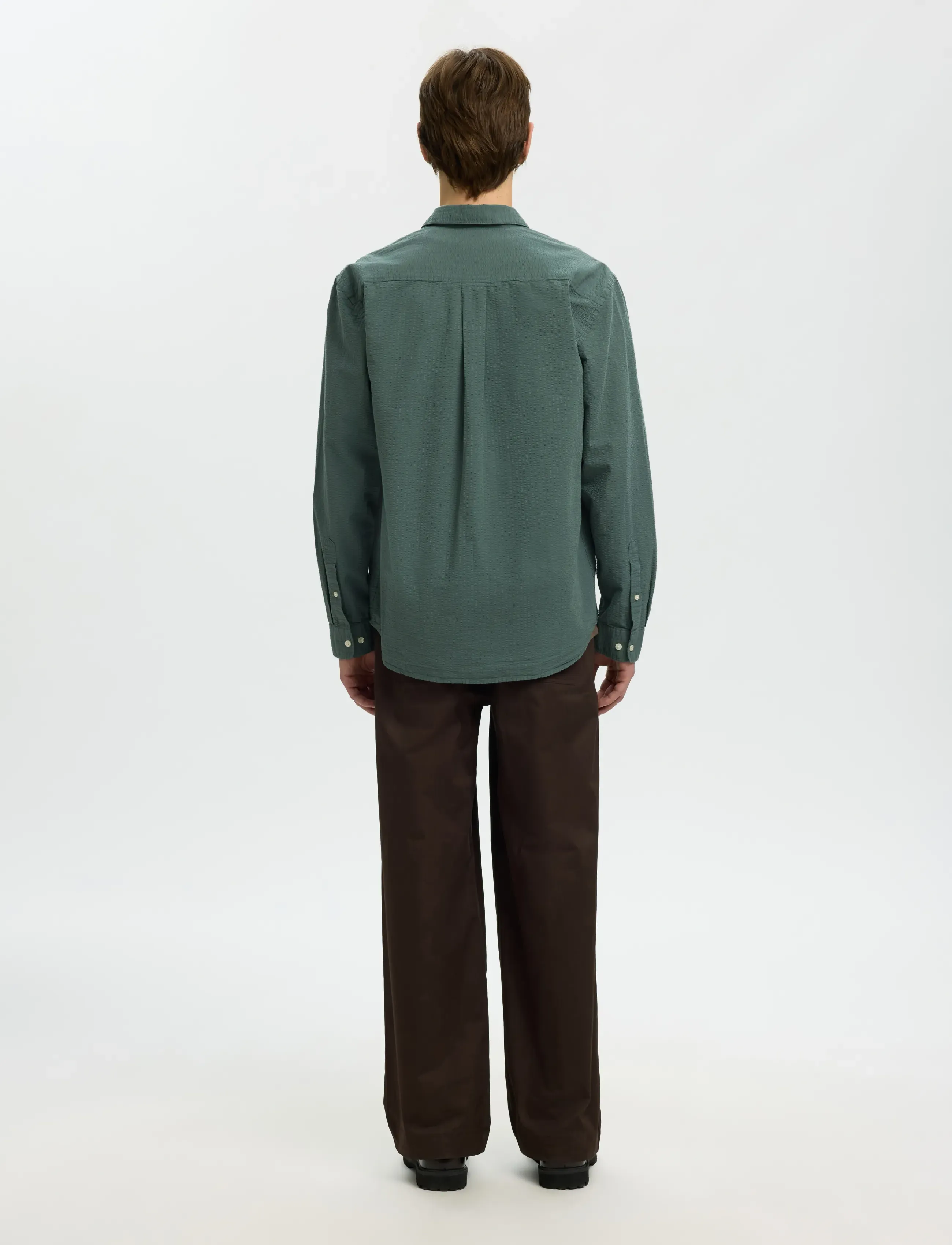 Selected - SLHREGFREDDIE SOLID SEERSUCKER LS SHIRT - vabaajasärgid - balsam green - 2