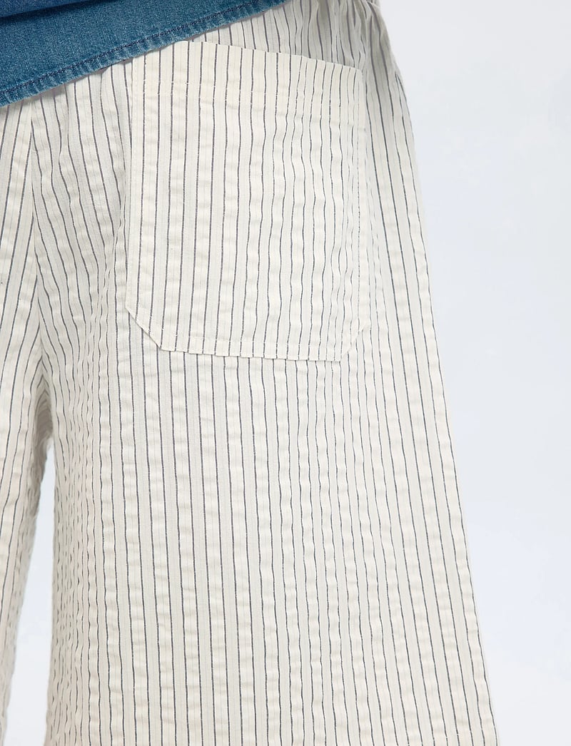 Selected - SLHLOOSE-ACE SEERSUCKER STRING SHORTS - casual shorts - egret - 4