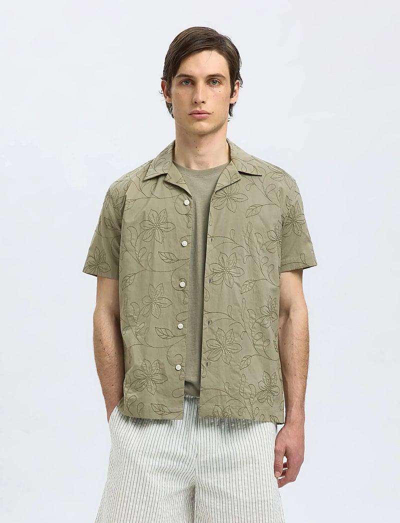 Selected - SLHREGHYDE AOE SS SHIRT - kurzarmhemden - vetiver - 0