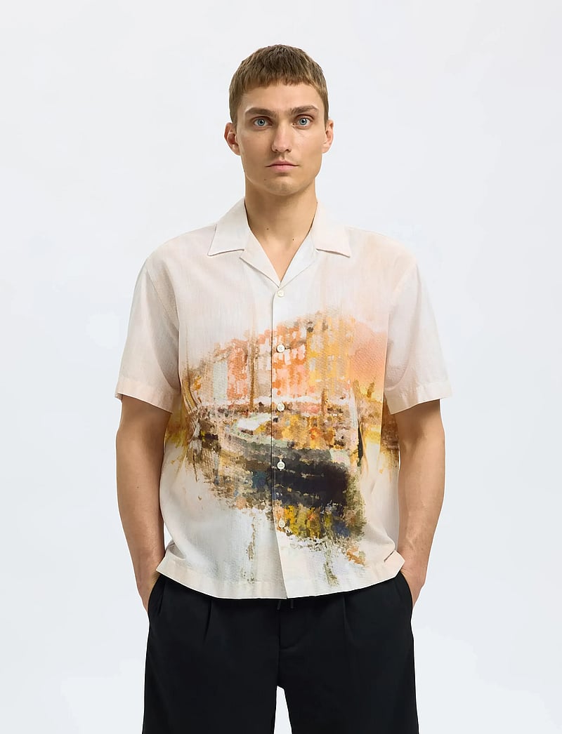 Selected - SLHRLXCARL AOP SS SHIRT - lühikeste varrukatega särgid - apricot - 0