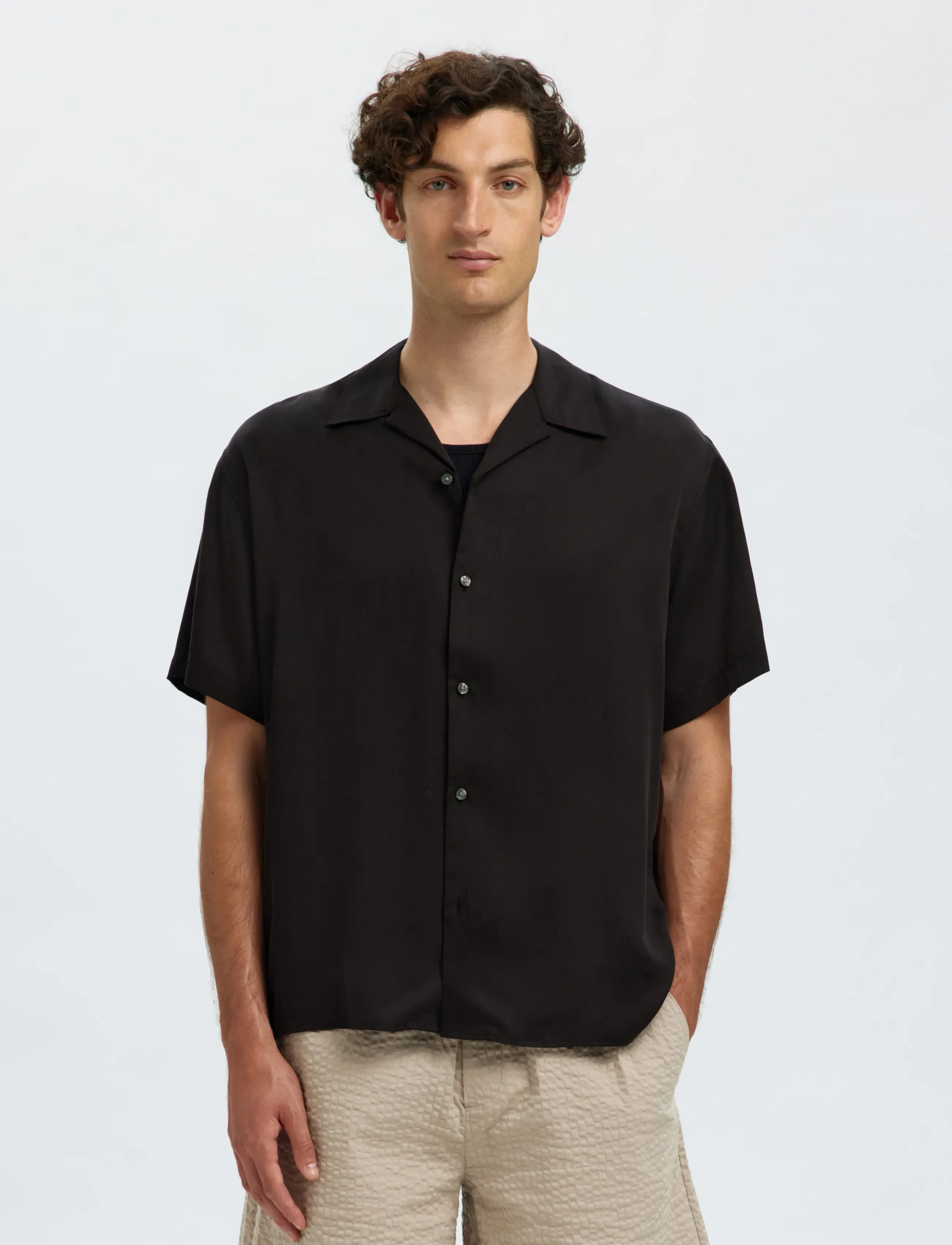 Selected Slhrlxcharlie Satin Ss Shirt Resort, XL, Shirts, Schwarz - Short-sleeved Männerswear