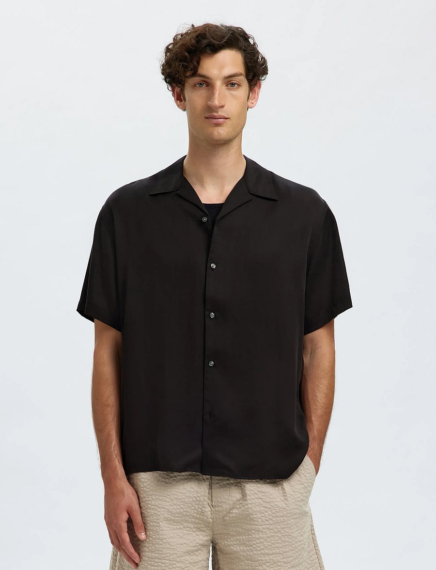 Selected - SLHRLXCHARLIE SATIN SS SHIRT RESORT - kortærmede skjorter - black - 0