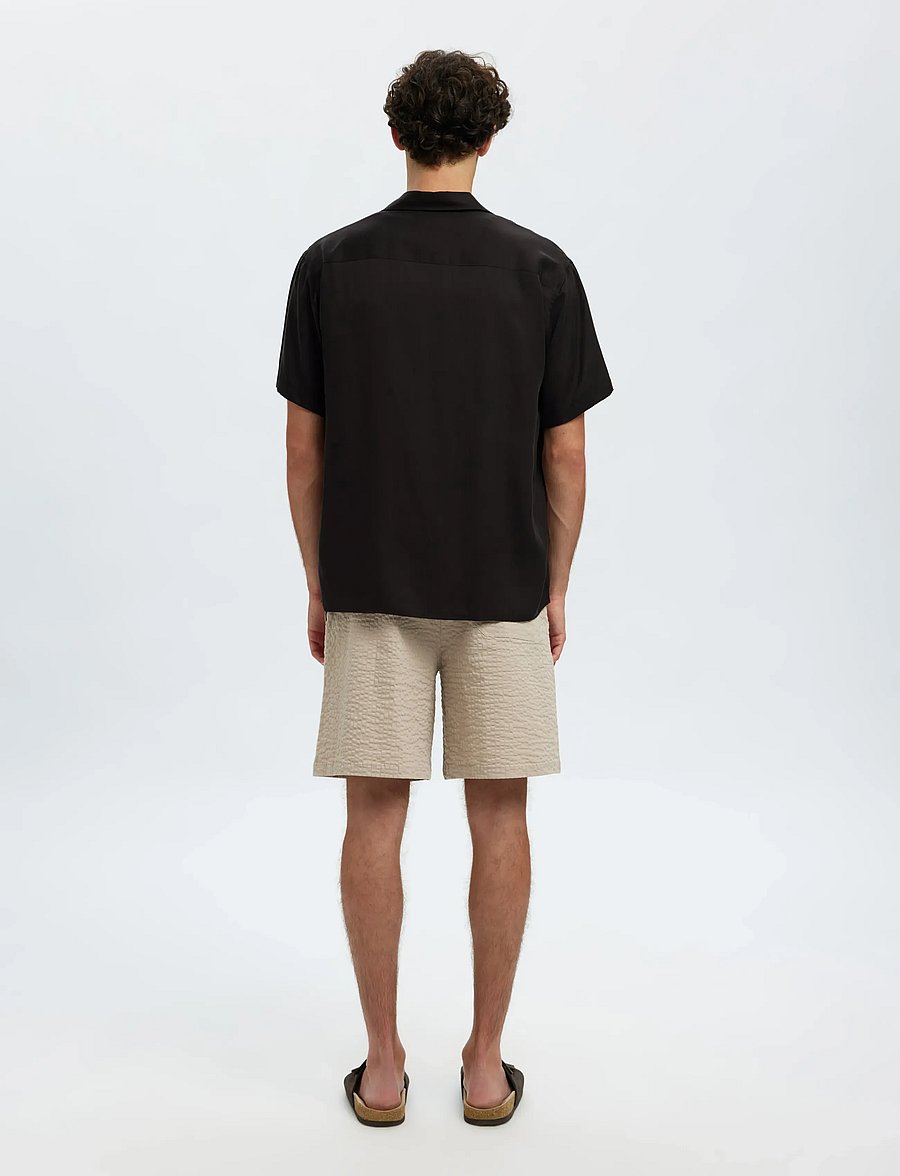 Selected - SLHRLXCHARLIE SATIN SS SHIRT RESORT - kortærmede skjorter - black - 2