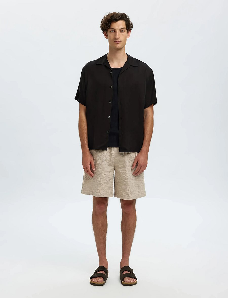 Selected - SLHRLXCHARLIE SATIN SS SHIRT RESORT - kortærmede skjorter - black - 3