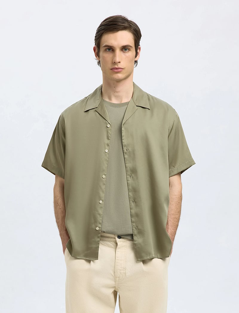 Selected - SLHRLXCHARLIE SATIN SS SHIRT RESORT - kortærmede skjorter - vetiver - 0