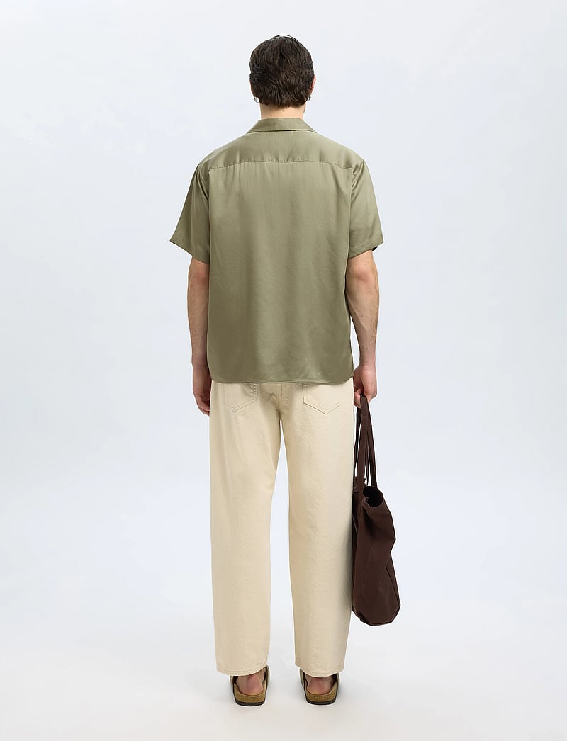 Selected - SLHRLXCHARLIE SATIN SS SHIRT RESORT - kortærmede skjorter - vetiver - 2