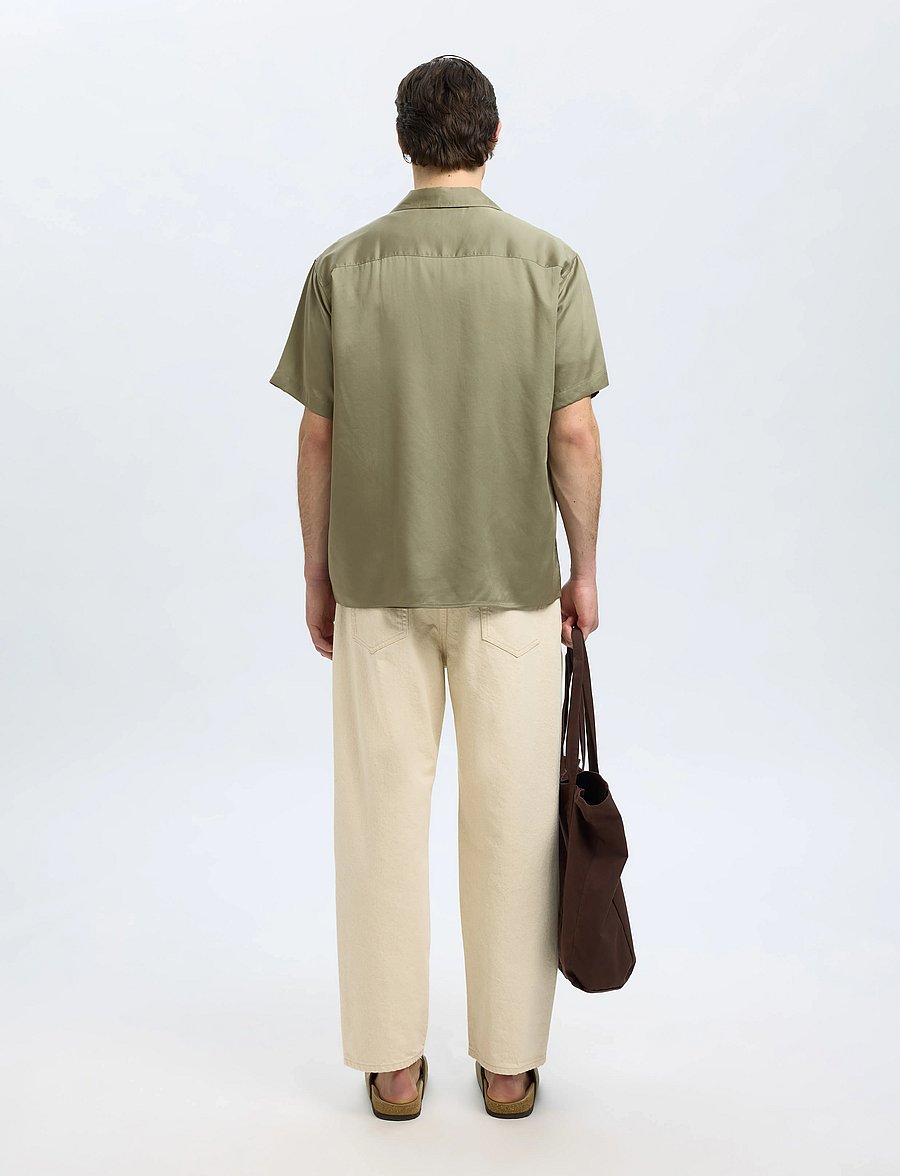 Selected - SLHRLXCHARLIE SATIN SS SHIRT RESORT - chemises à manches courtes - vetiver - 2