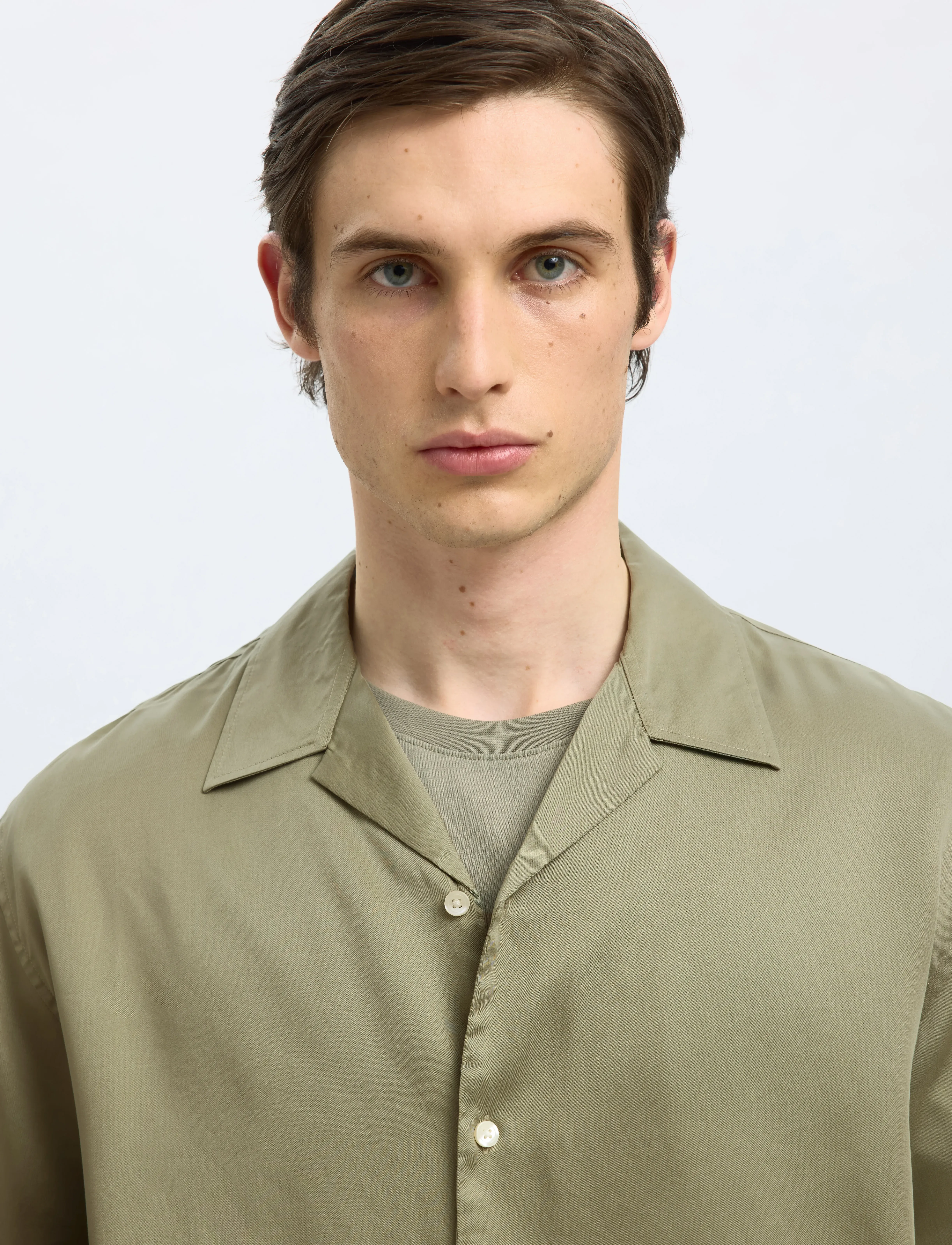 Selected - SLHRLXCHARLIE SATIN SS SHIRT RESORT - chemises à manches courtes - vetiver - 3