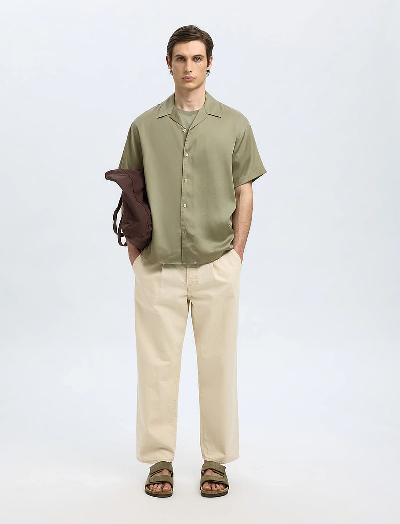 Selected - SLHRLXCHARLIE SATIN SS SHIRT RESORT - kortærmede skjorter - vetiver - 4