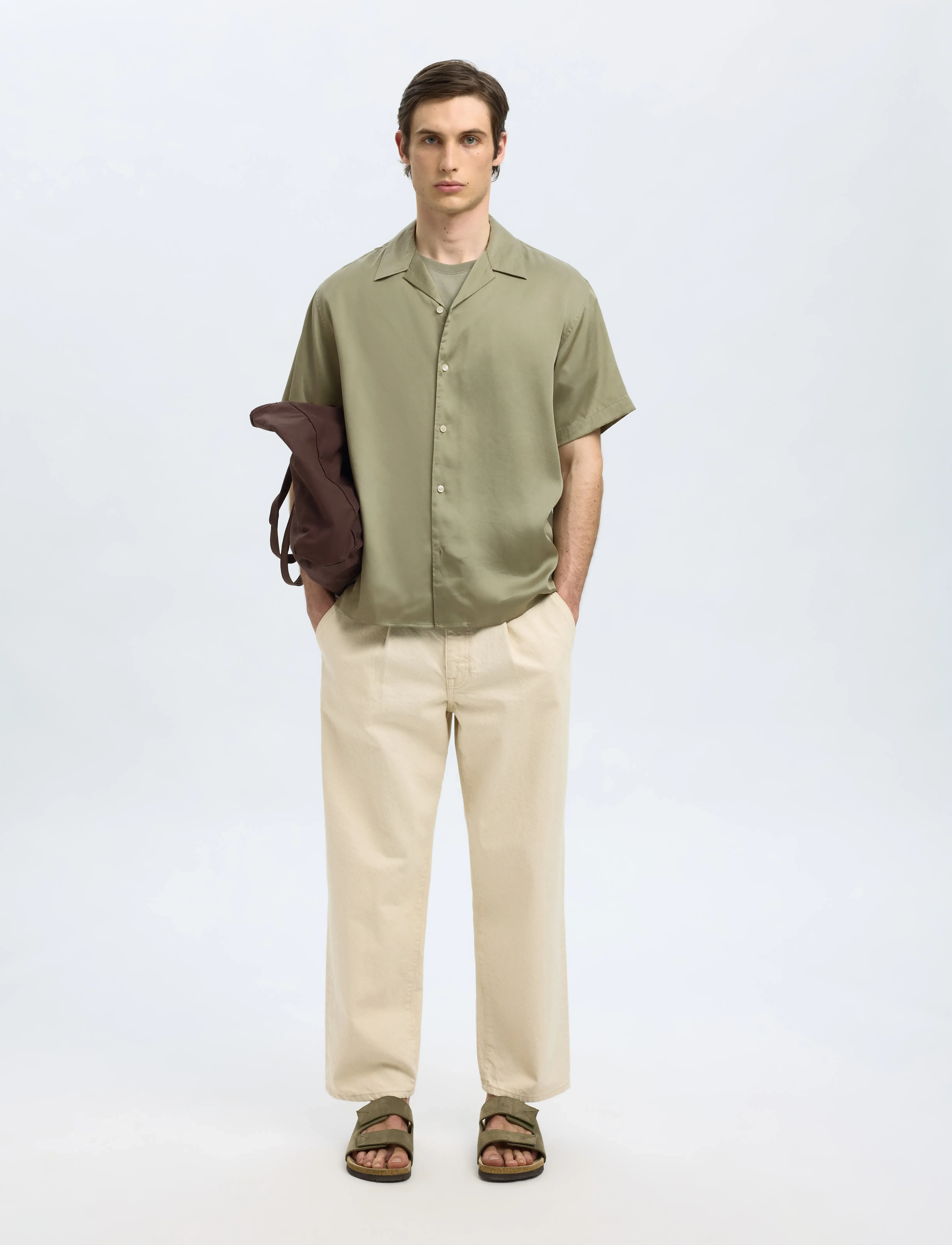 Selected - SLHRLXCHARLIE SATIN SS SHIRT RESORT - chemises à manches courtes - vetiver - 4