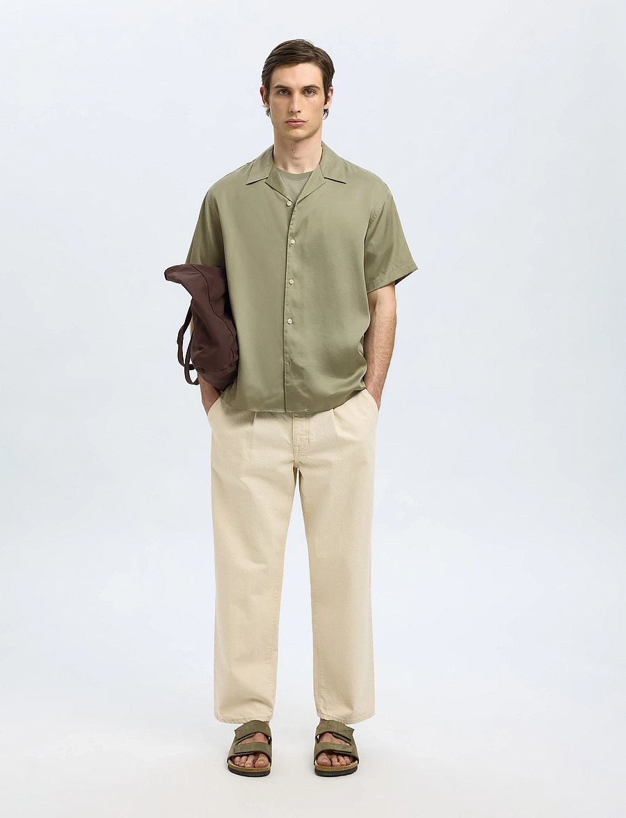 Selected - SLHRLXCHARLIE SATIN SS SHIRT RESORT - chemises à manches courtes - vetiver - 4
