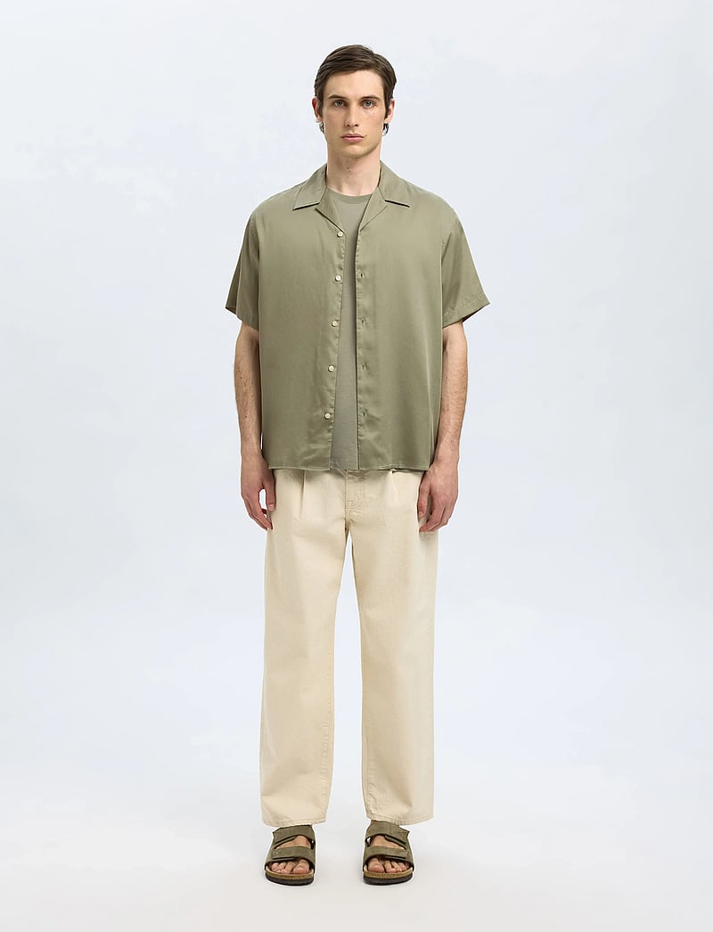 Selected - SLHRLXCHARLIE SATIN SS SHIRT RESORT - kortærmede skjorter - vetiver - 5