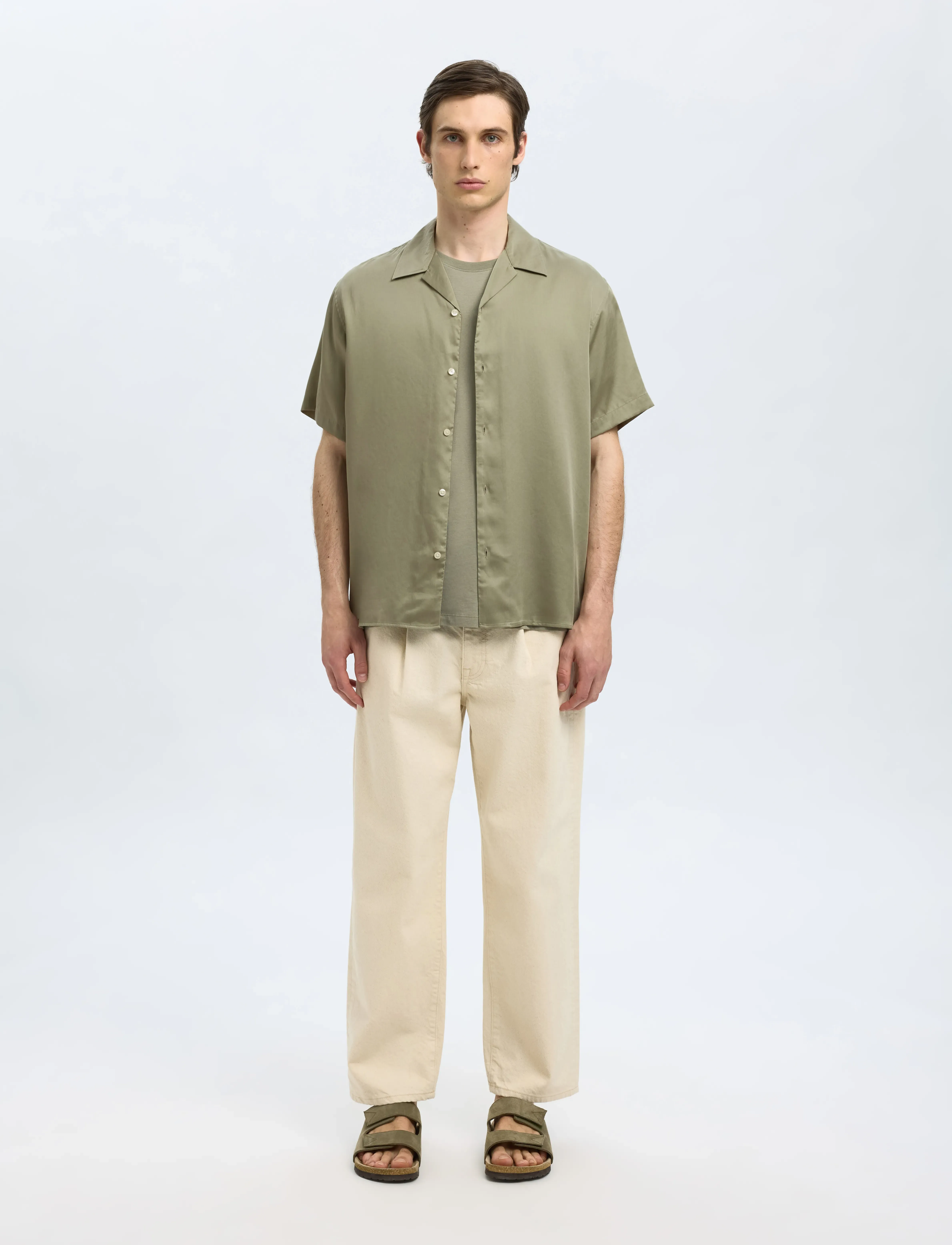 Selected - SLHRLXCHARLIE SATIN SS SHIRT RESORT - chemises à manches courtes - vetiver - 5