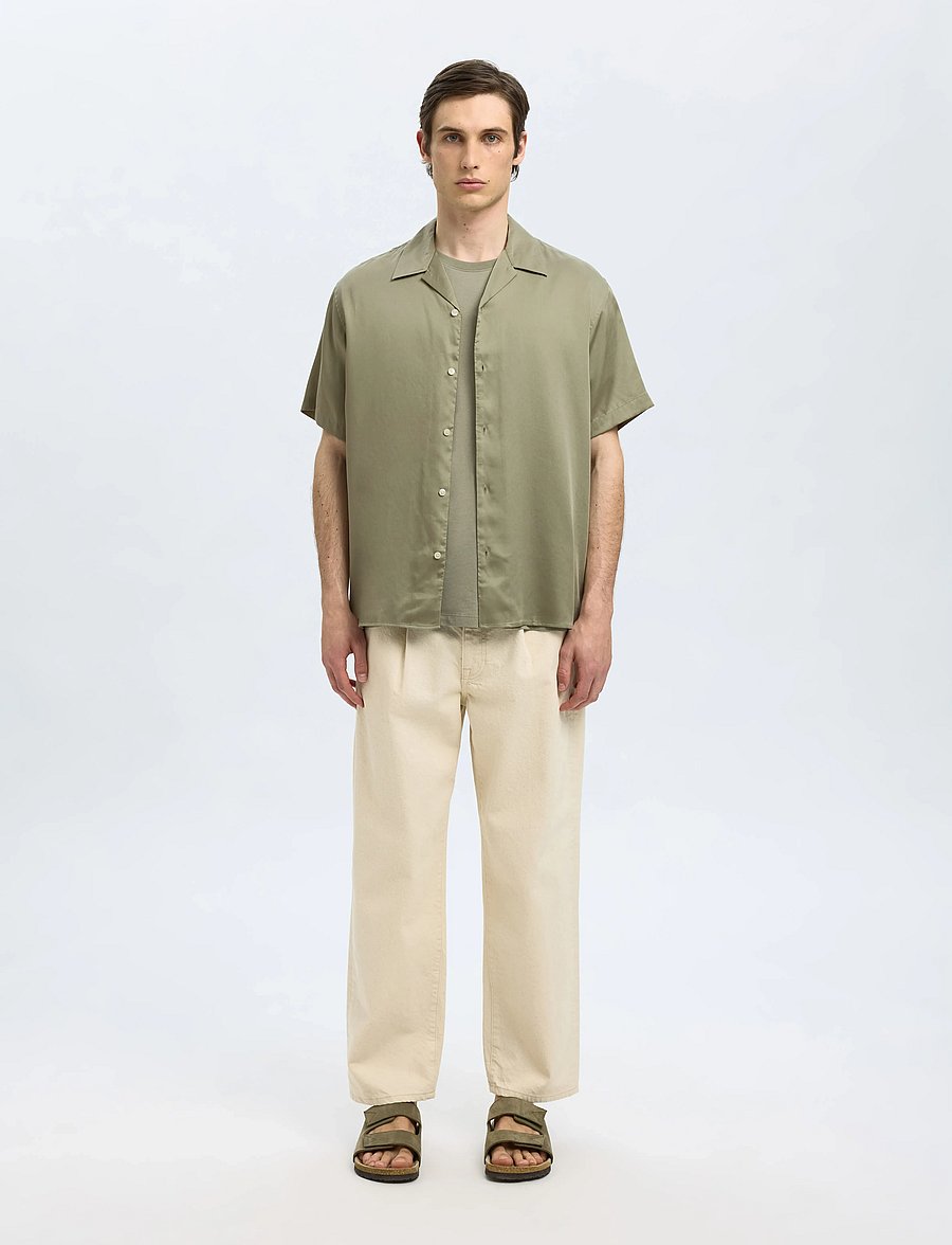 Selected - SLHRLXCHARLIE SATIN SS SHIRT RESORT - chemises à manches courtes - vetiver - 5