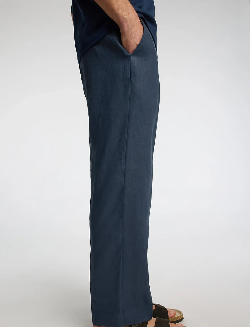 Selected - SLHLOOSE-WYATT LINEN TRS - hørbukser - outer space - 4