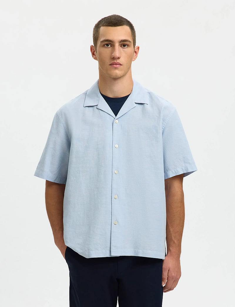 Selected - SLMRLXCLAY LINENBLEND SS SHIRT RES NOOS - hørskjorter - dusty blue - 0
