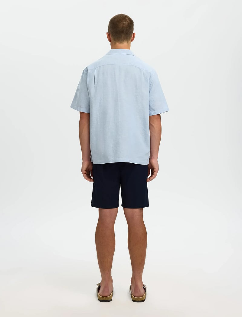 Selected - SLMRLXCLAY LINENBLEND SS SHIRT RES NOOS - hørskjorter - dusty blue - 2
