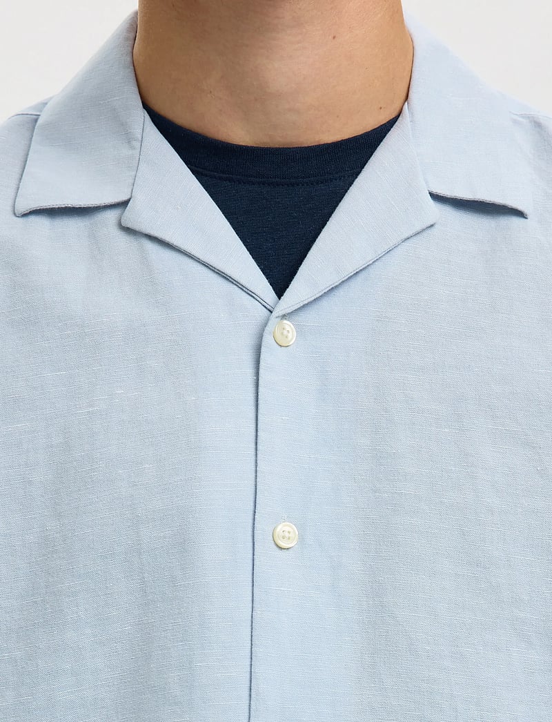 Selected - SLMRLXCLAY LINENBLEND SS SHIRT RES NOOS - hørskjorter - dusty blue - 4