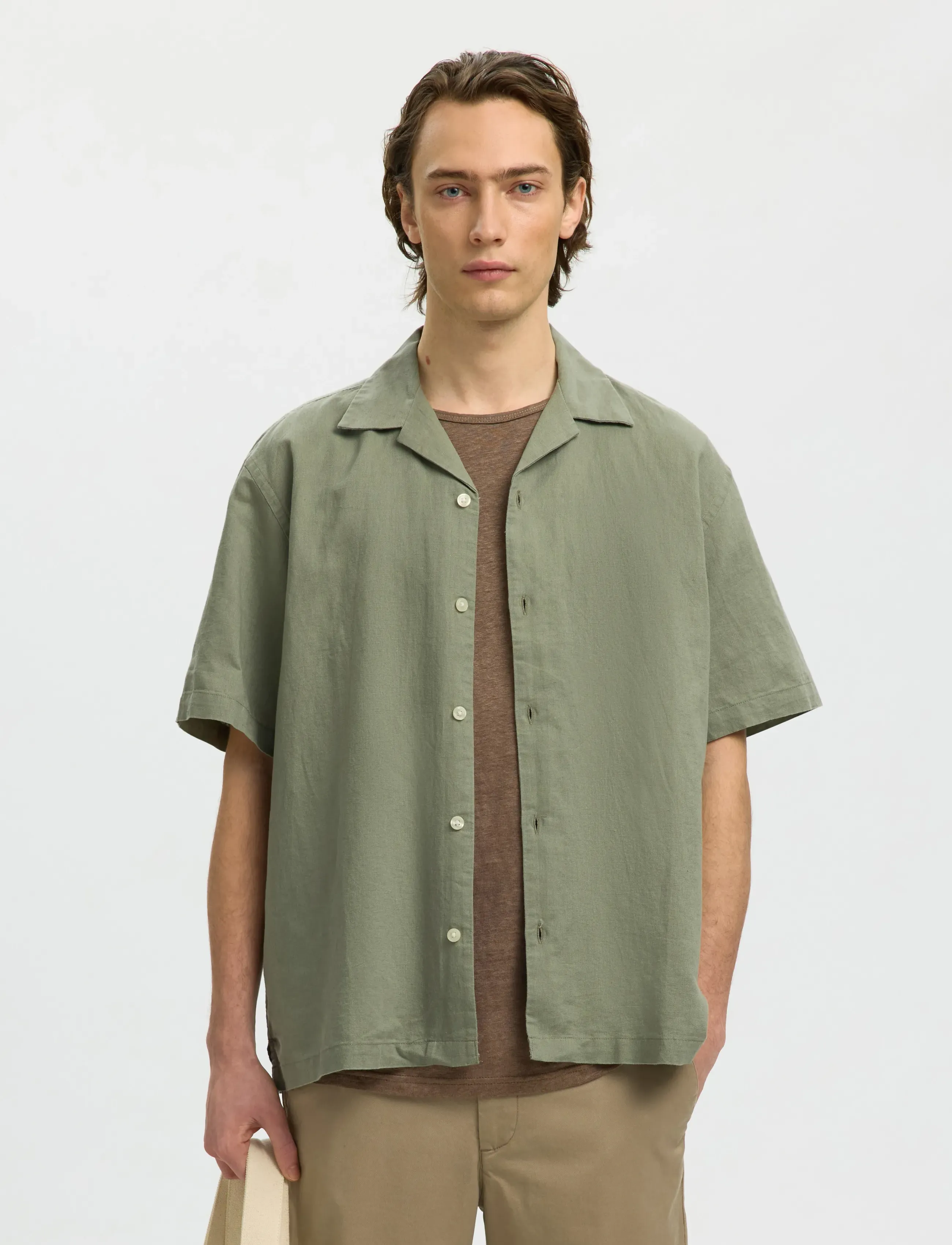 Selected SLMRLXCLAY LINENBLEND SS SHIRT RES NOOS - Tøj - VETIVER / khaki/green