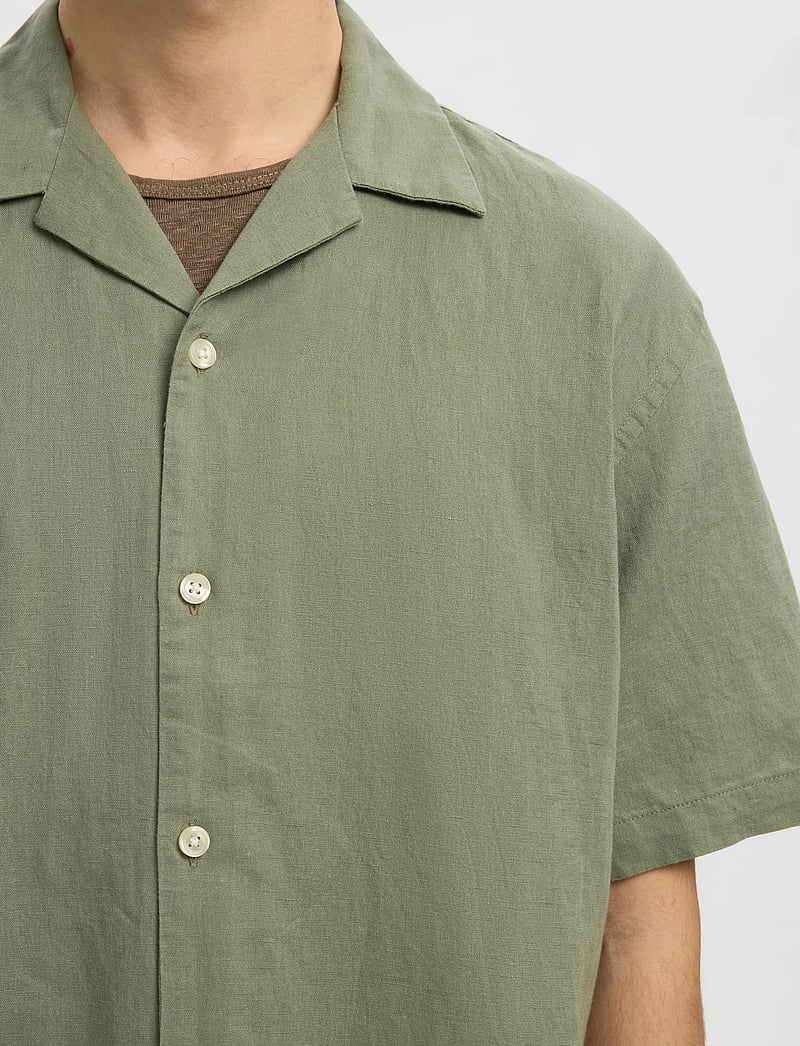 Selected - SLMRLXCLAY LINENBLEND SS SHIRT RES NOOS - leinenhemden - vetiver - 4