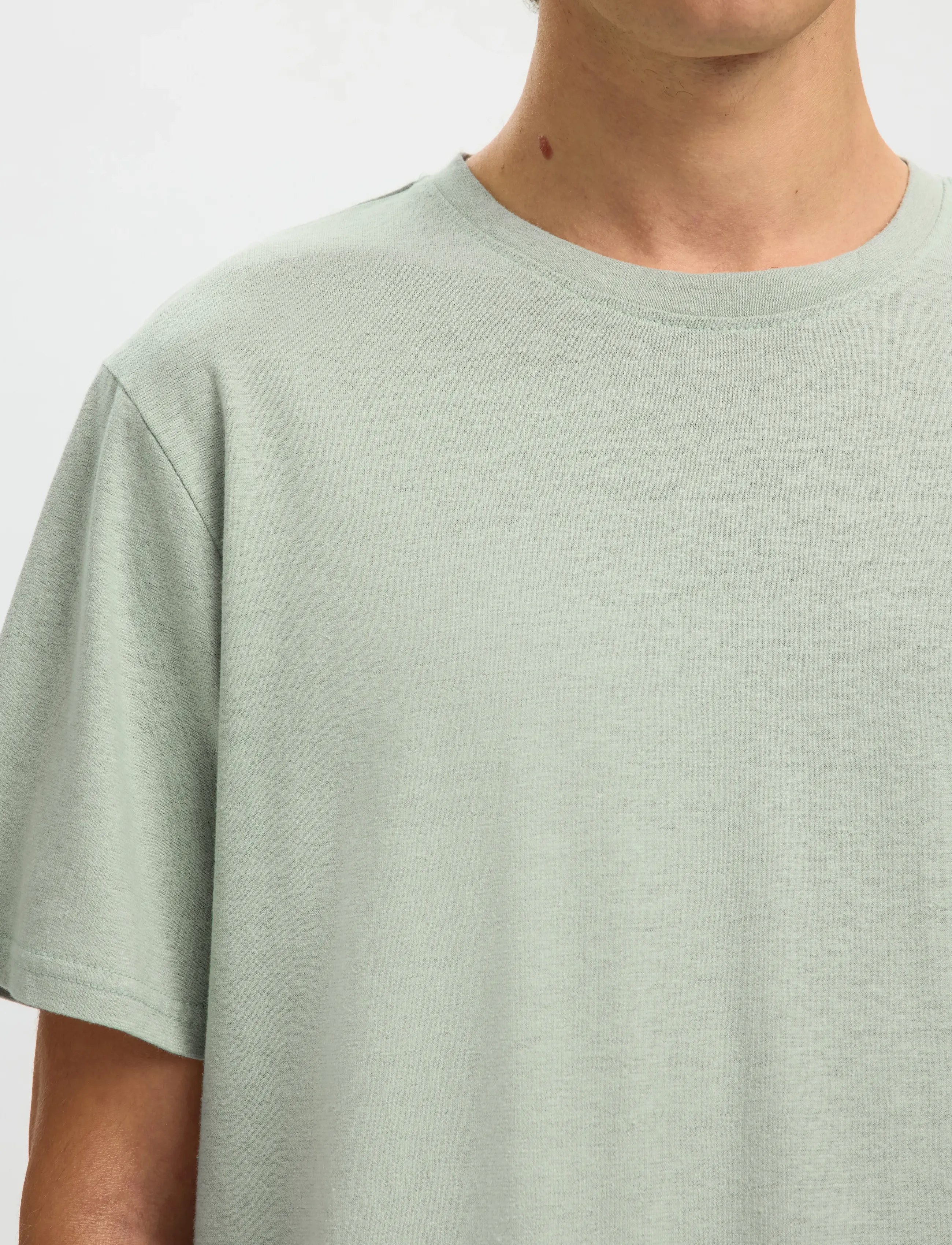 Selected - SLHADAM LINEN BLEND SS TEE NOOS - t-shirts à manches courtes - aqua gray - 4