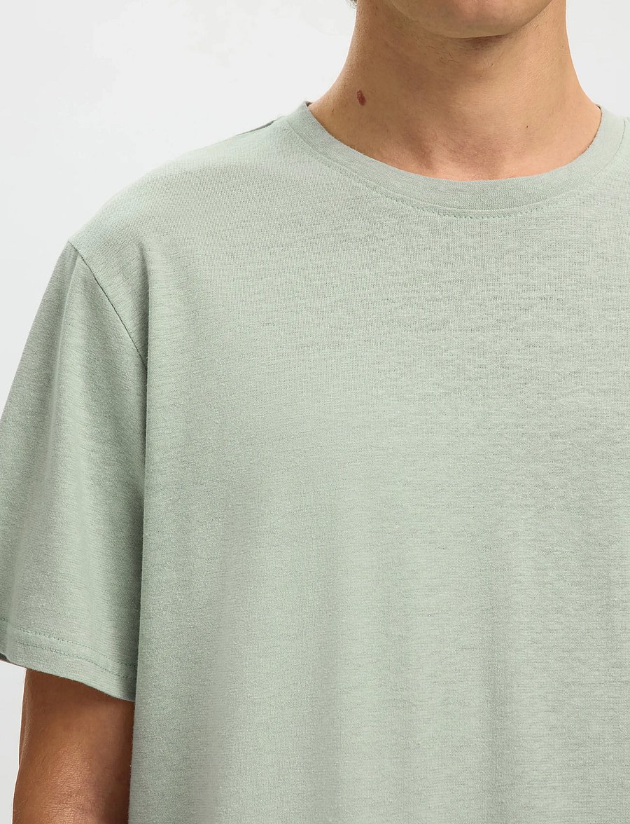 Selected - SLHADAM LINEN BLEND SS TEE NOOS - kurzärmelige t-shirts - aqua gray - 4