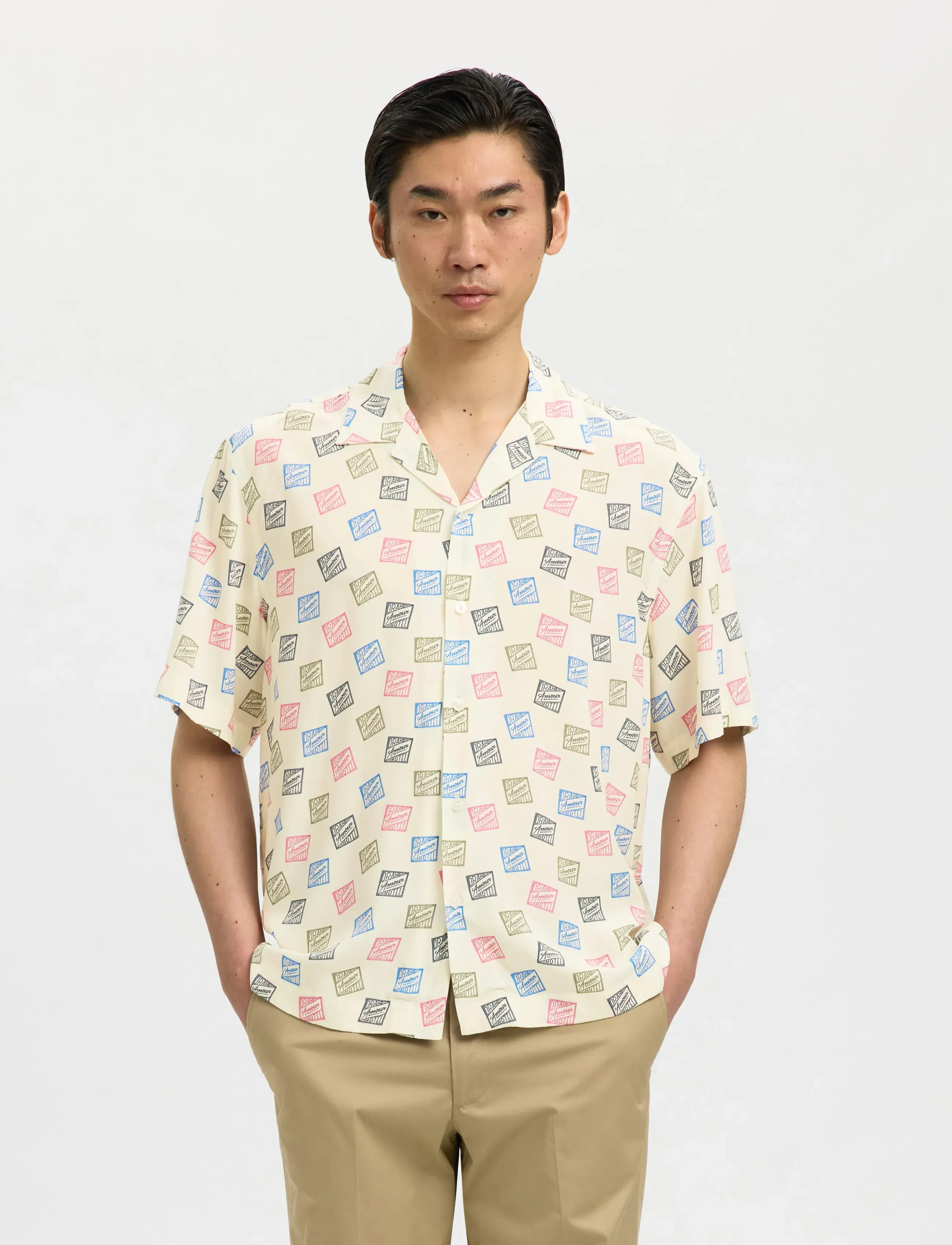 Selected SLHRLXHOTEL AMOUR STAMPS AOP SS SHIRT - Casual skjorter - EGRET / multi