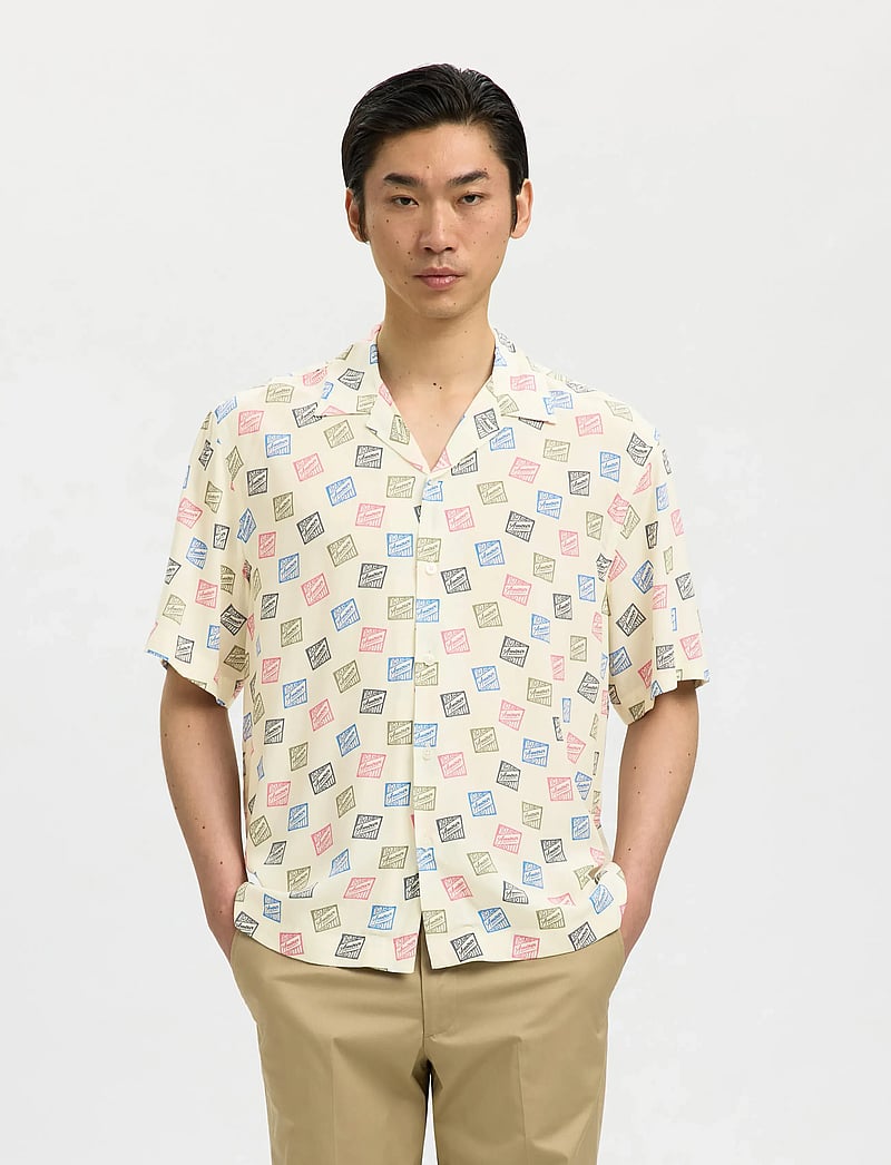 Selected - SLHRLXHOTEL AMOUR STAMPS AOP SS SHIRT - mønstrede skjorter - egret - 0