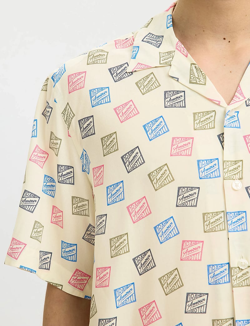 Selected - SLHRLXHOTEL AMOUR STAMPS AOP SS SHIRT - mønstrede skjorter - egret - 4