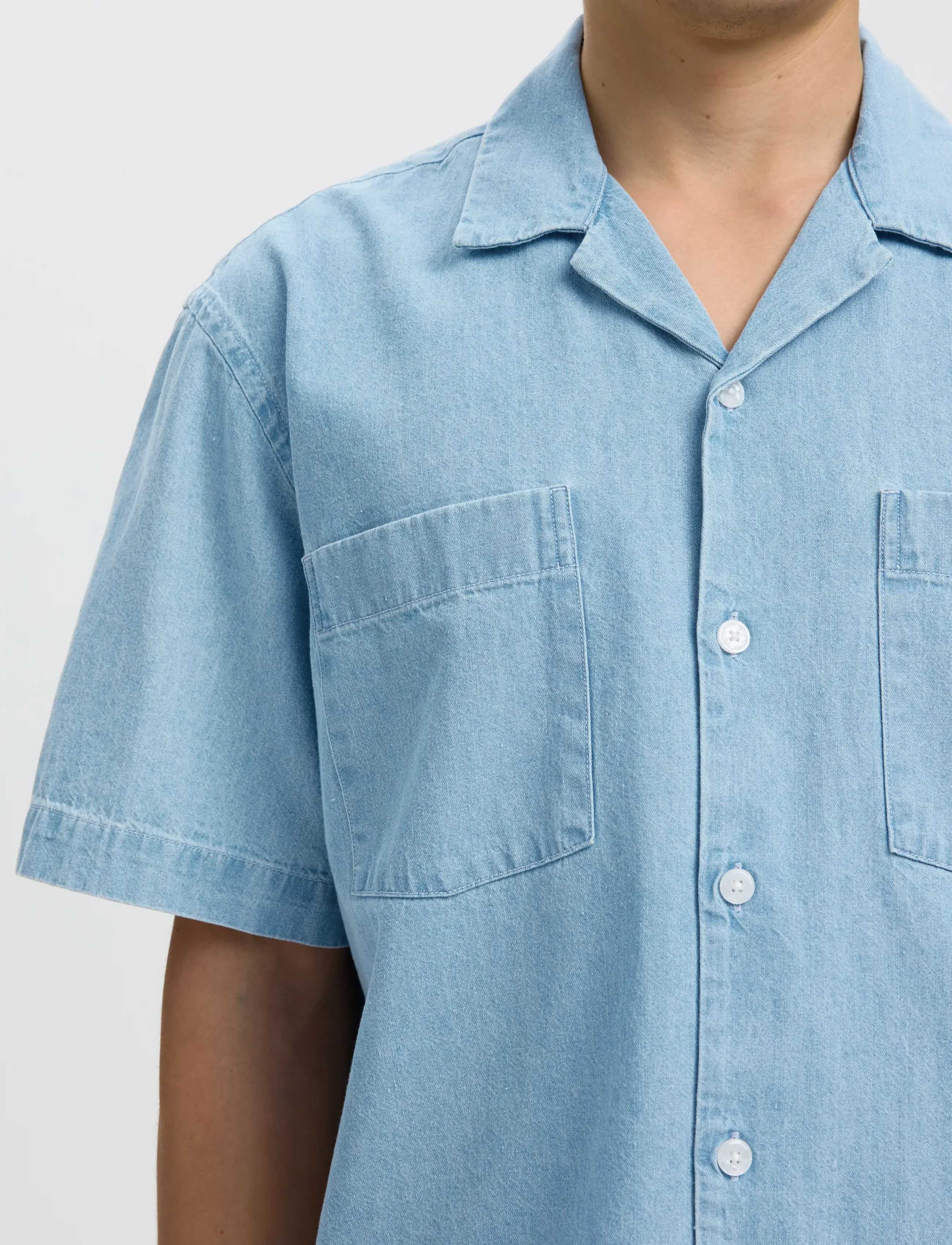 Selected - SLHRLXCARLO DENIM SS SHIRT RESORT - chemises en jean - light blue denim - 4