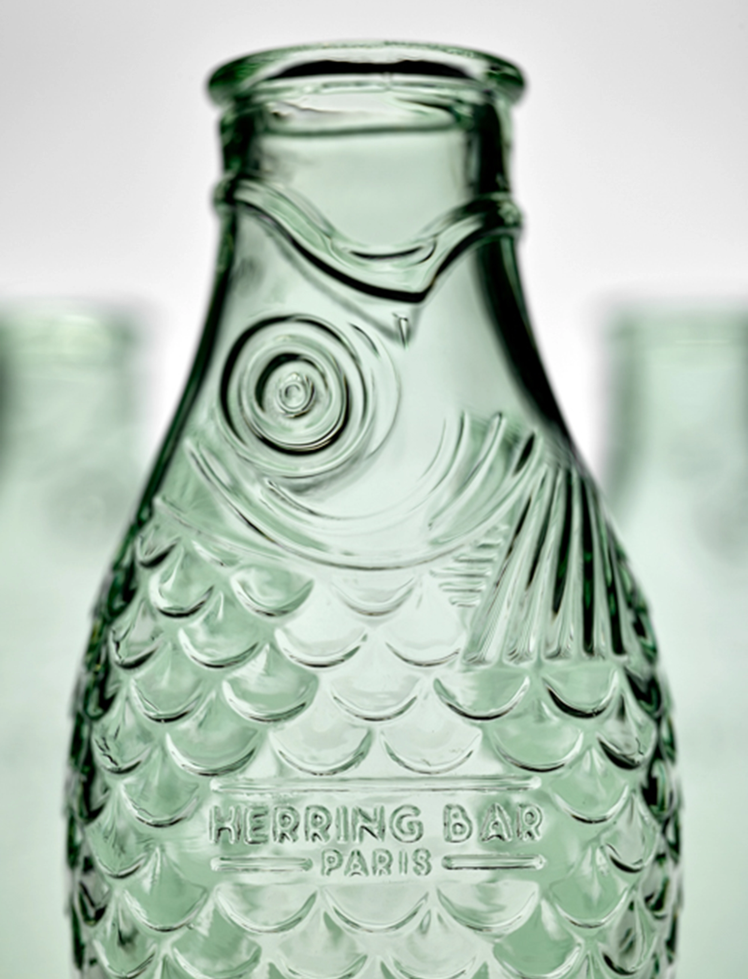 Serax - BOTTLE 1L FISH & FISH BY PAOLA NAVONE - vandkarafler - green - 2