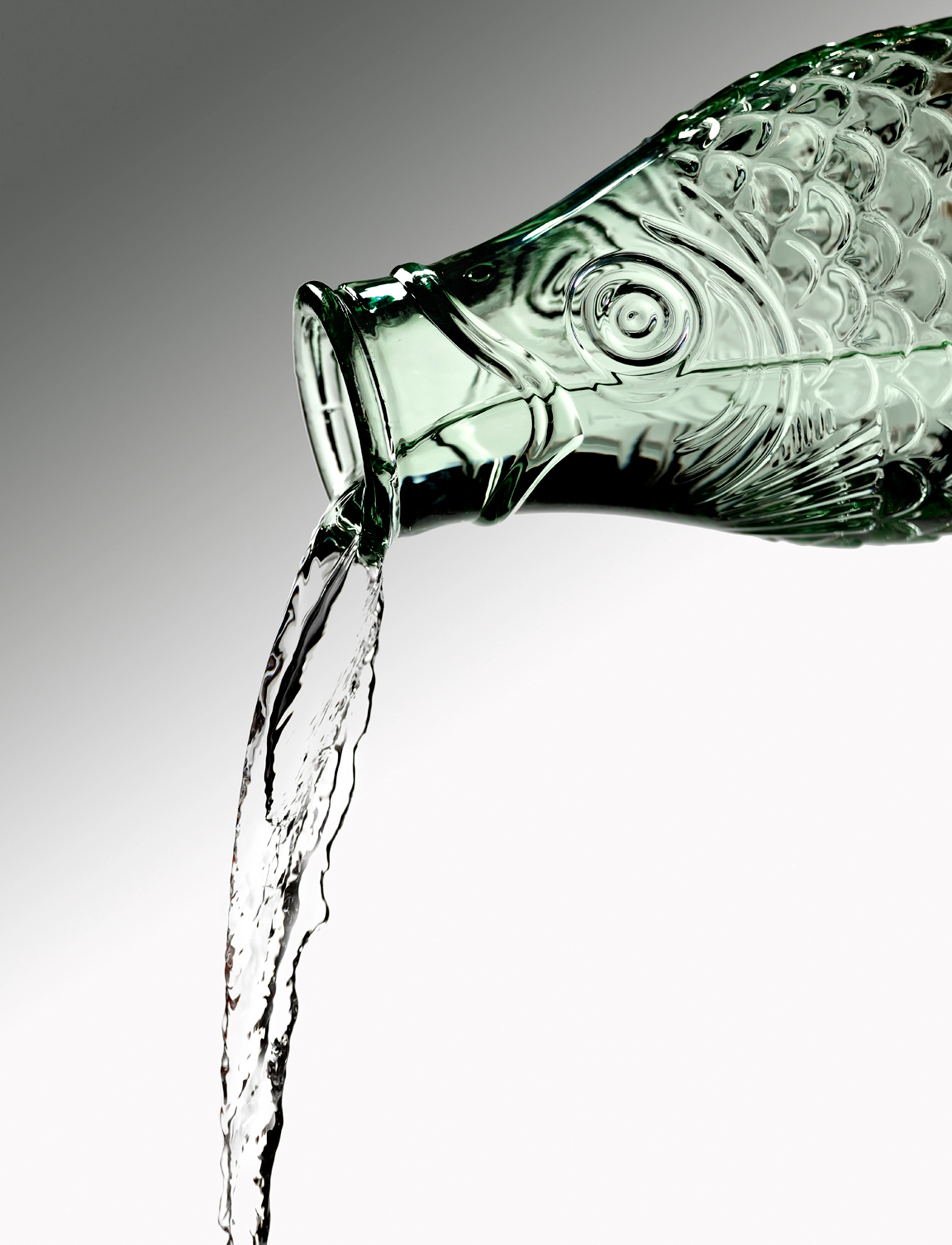 Serax - BOTTLE 1L FISH & FISH BY PAOLA NAVONE - vandkarafler - green - 3