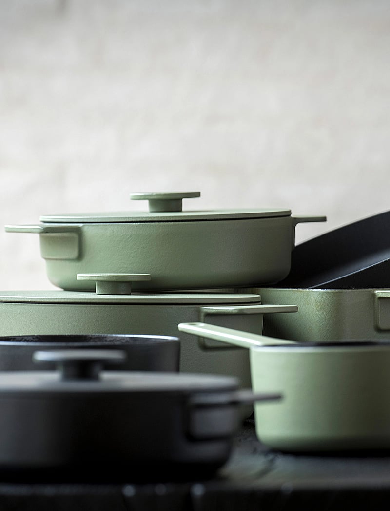 Serax - POT ENAMEL CAST IRON D26 SURFACE BY SERGIO HERMAN - malmist potid - green - 3