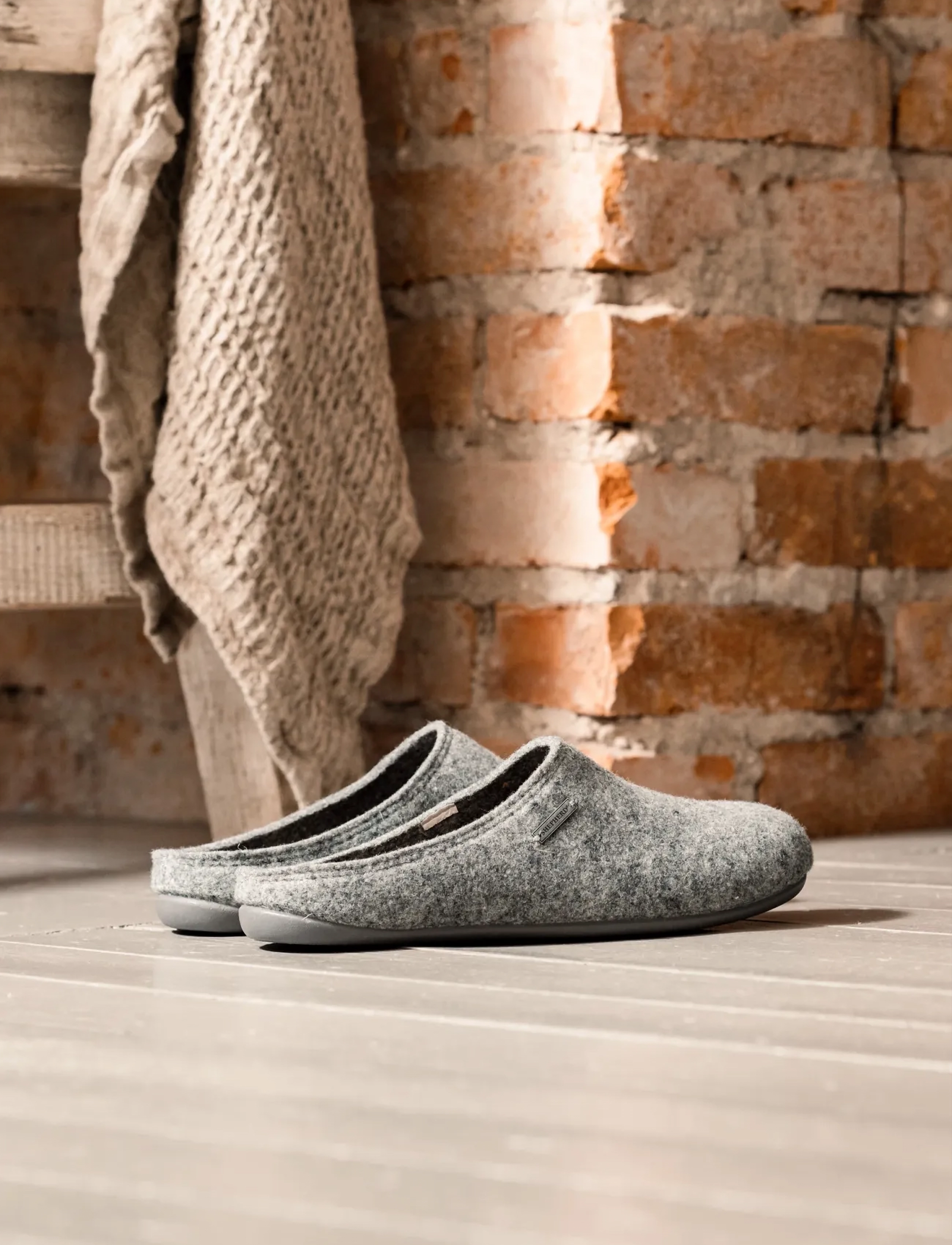 Shepherd Jon Tofflor, 42, Designer, Grau - Slippers, Männerswear