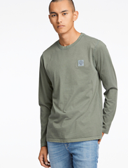 Shine Original - G/D brand carrier tee L/S - basic t-shirts - dk army - 2