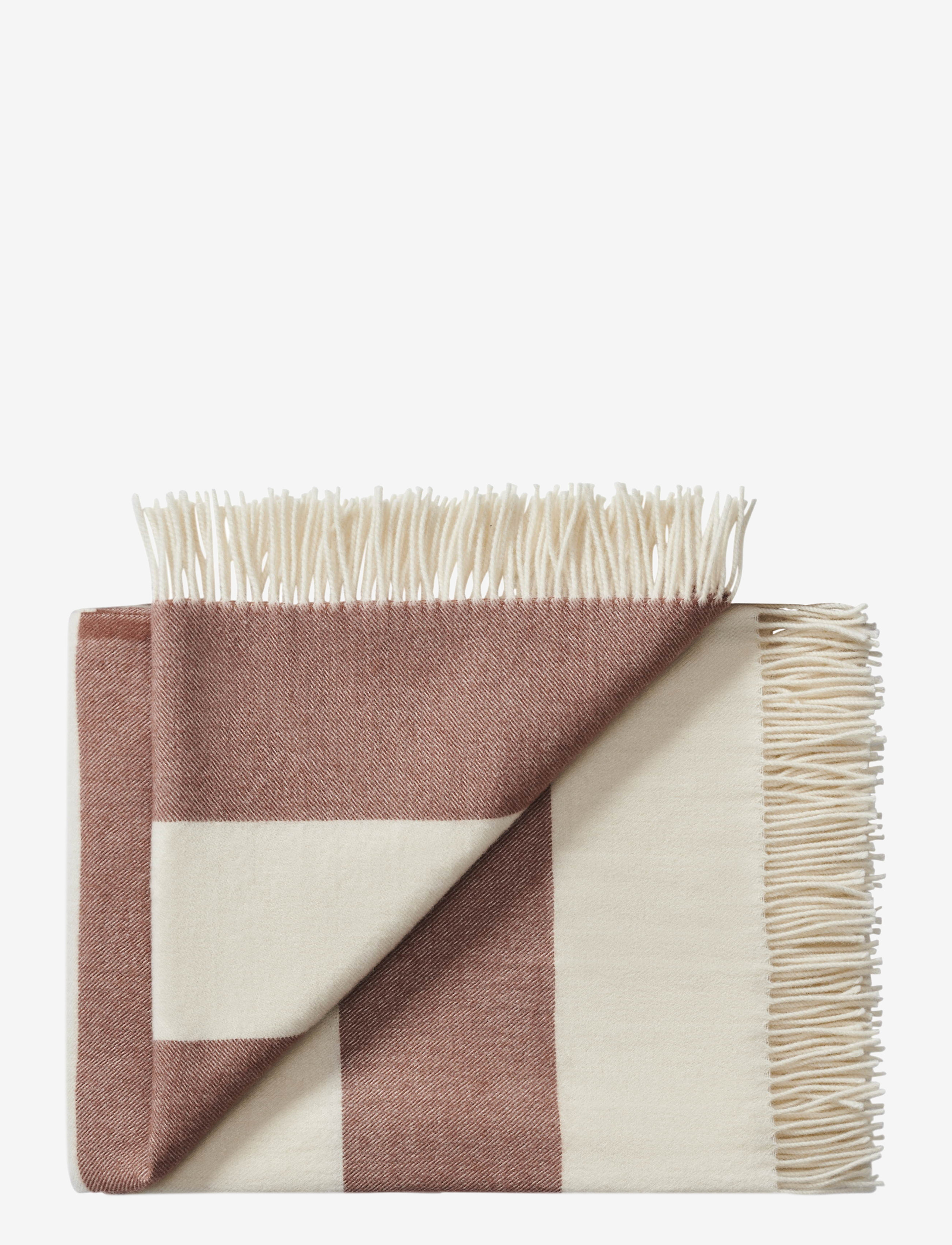 Silkeborg Uldspinderi The Sweater 130x190 cm - Puhkerõivad - 5322 BROWN / brown