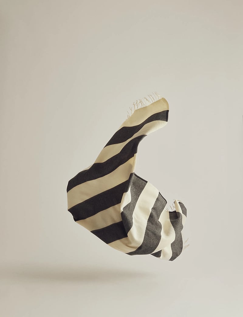 Silkeborg Uldspinderi - The Sweater 130x190 cm - tekid ja katted - black - 2