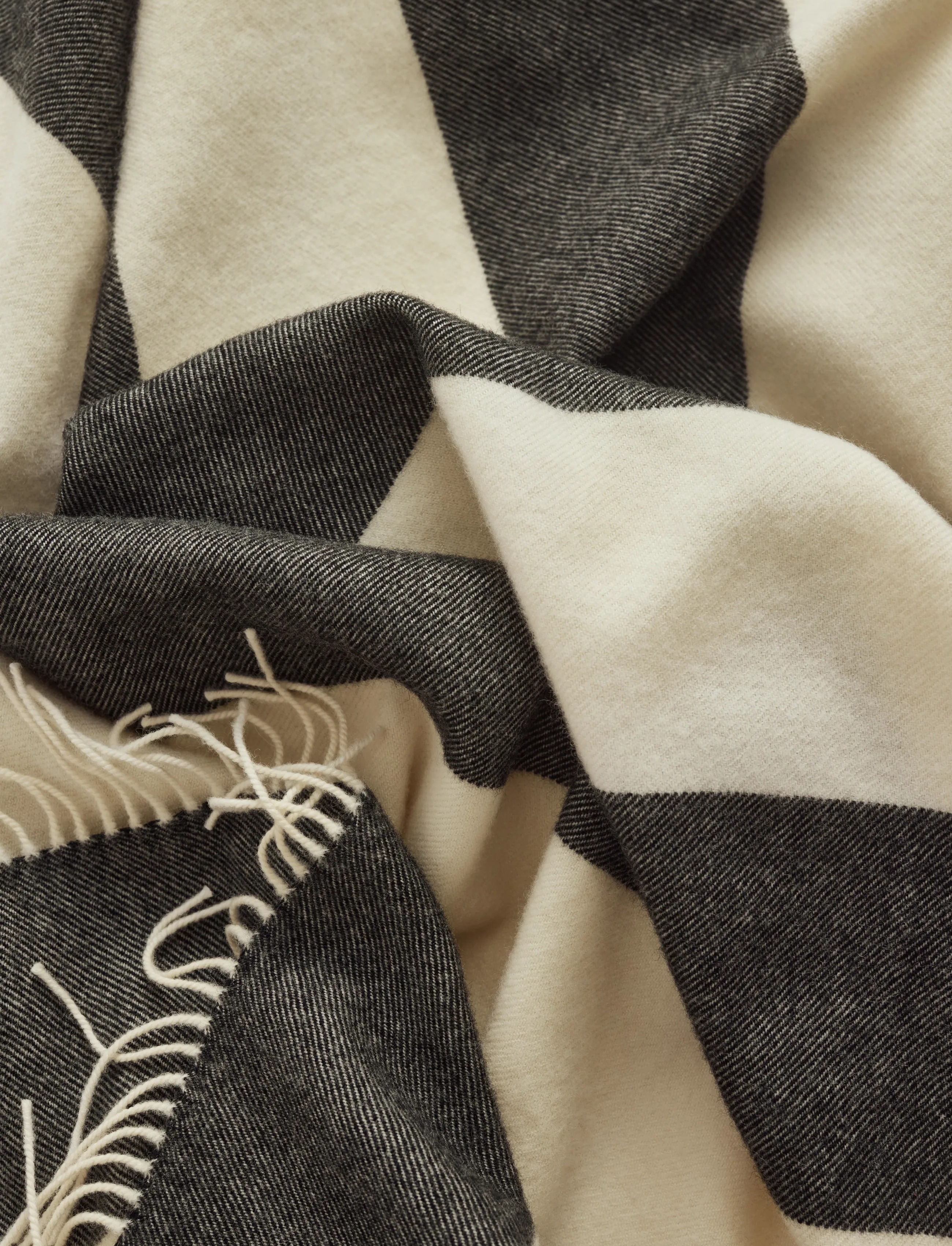 Silkeborg Uldspinderi - The Sweater 130x190 cm - udendørstekstiler - black - 3