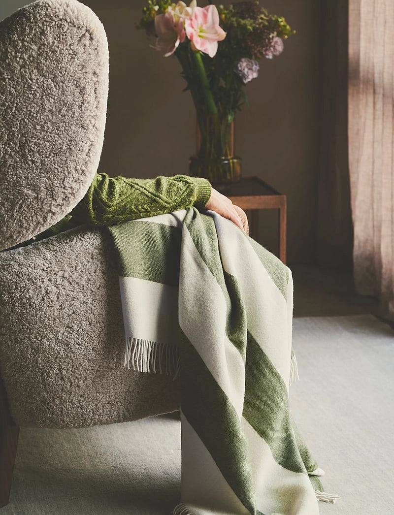 Silkeborg Uldspinderi - The Sweater 130x190 cm - tekstiilid välitingimustes - green - 3