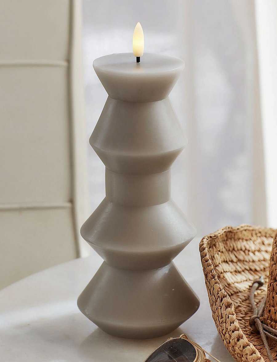 Sirius Home - Nordisk Skulptur, Sille Geometri Ø9x20,5 cm, Warm Gray - led kerzen - warm grey - 0