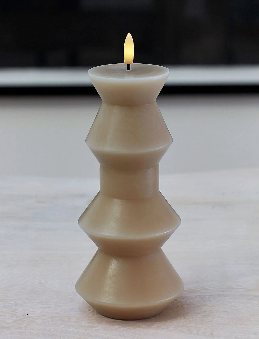 Sirius Home - Nordisk Skulptur, Sille Geometri Ø9x20,5 cm, Light Caramel - led küünlad - light caramel - 0