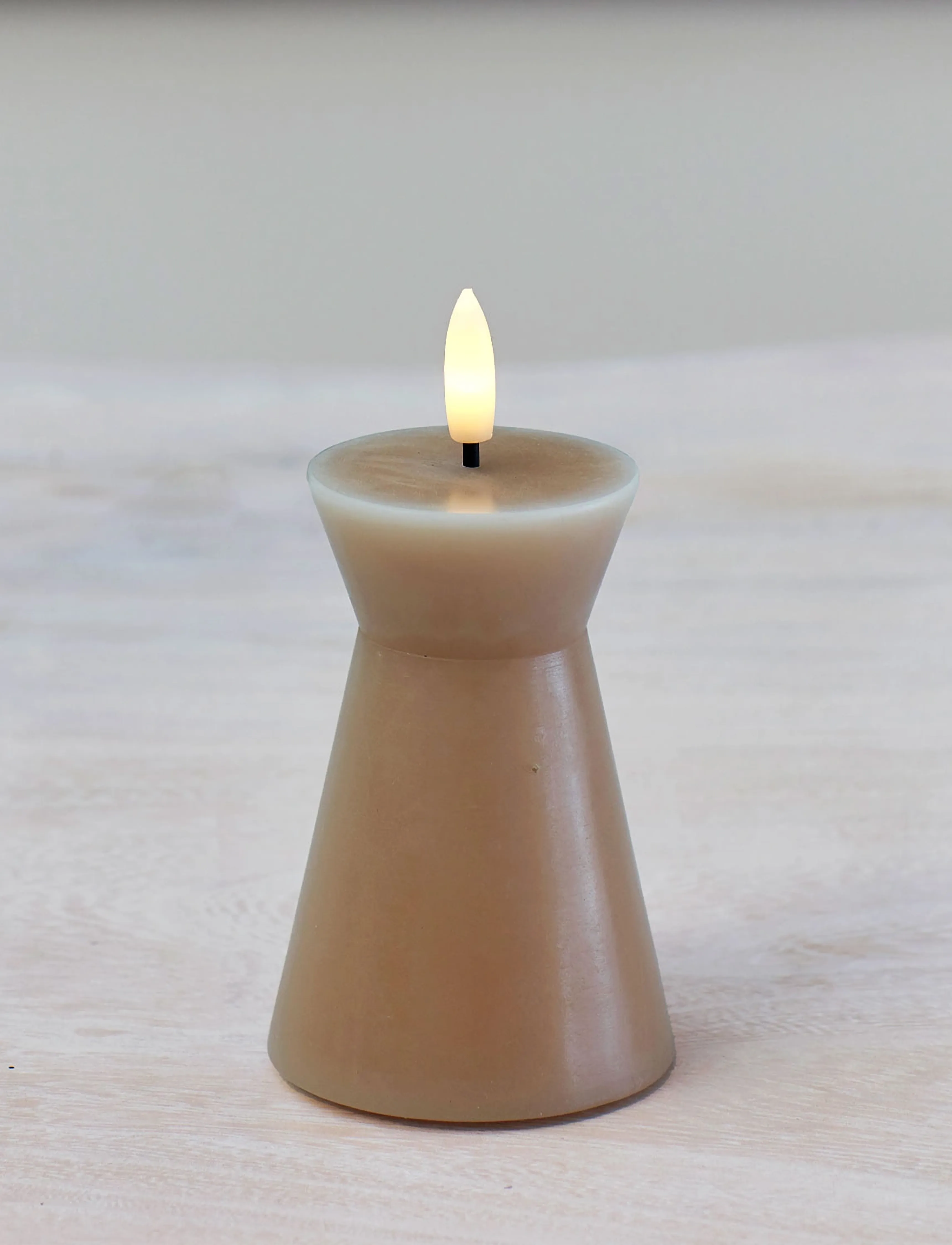 Sirius Home Nordisk Skulptur, Sille Kegle Ø6,5X10 Cm, Light Caramel, One Size, Candles, Beige - Led Homeware